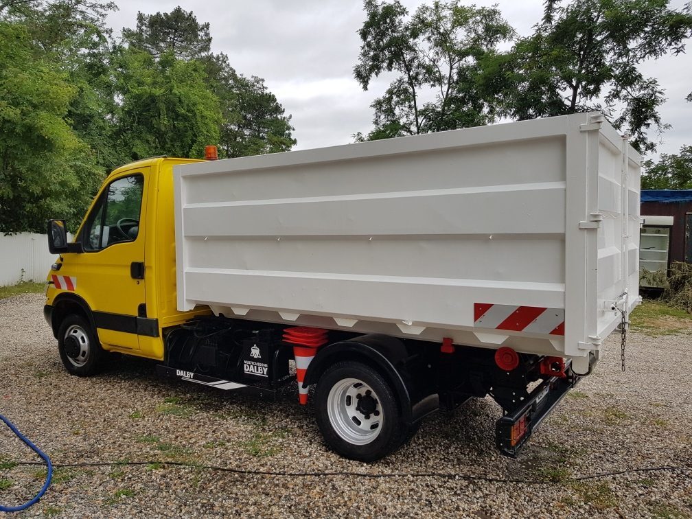 Camion-benne pour location de benne à gravats en Gironde
