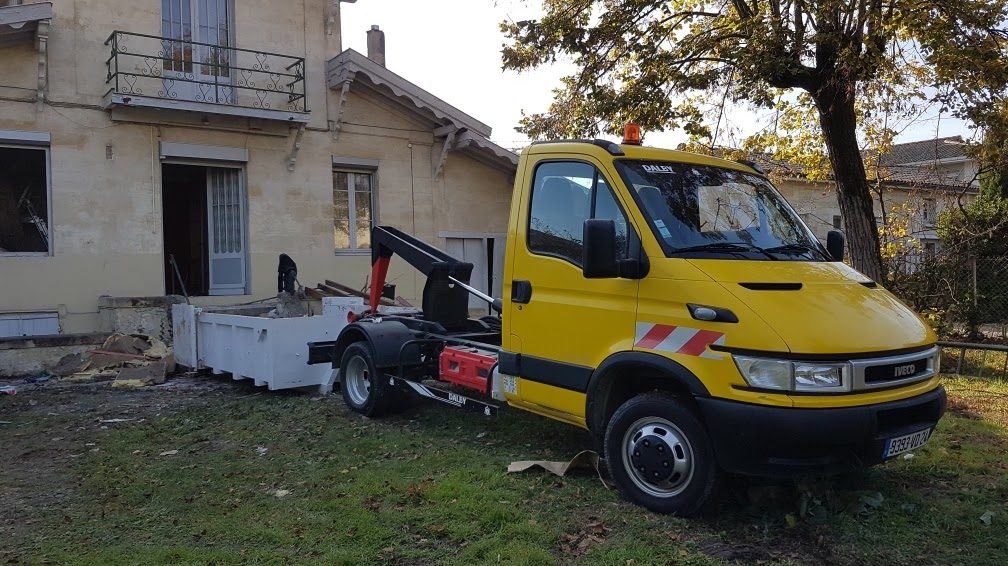 Évacuation des gravats de démolition en camion-benne