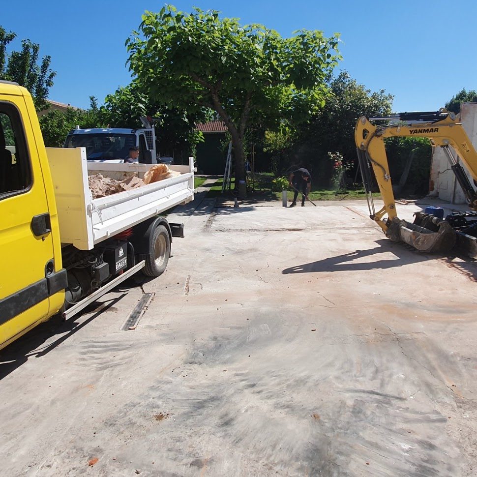 Pelle de démolition sur un chantier à Bordeaux
