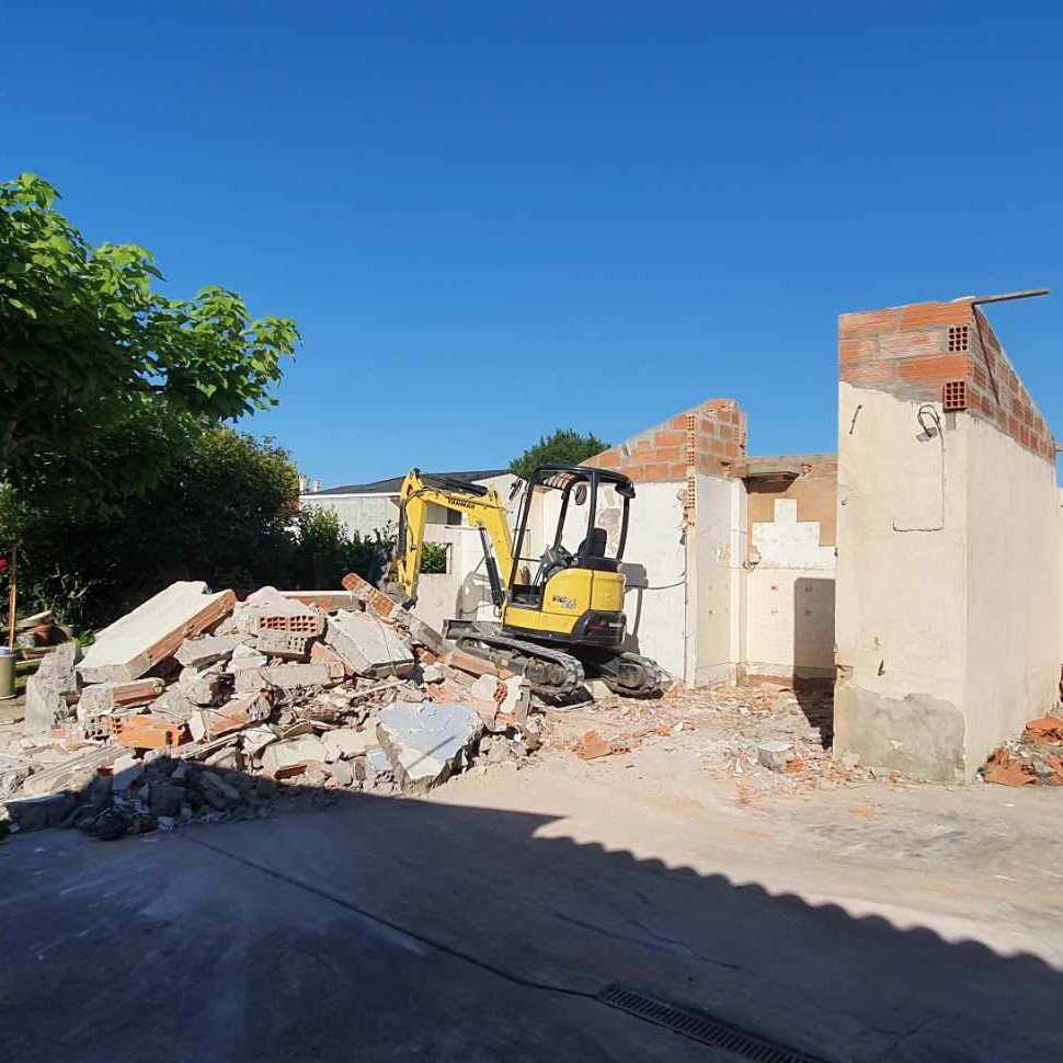 Évacuation des gravats en camion-benne, chantier nettoyé